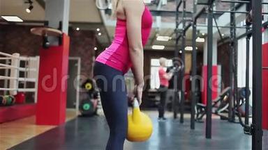 水壶健身，年轻的女运动员在健身房做力量练习